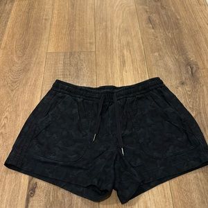 Athleta navy camo shorts